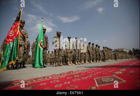 (140817) -- KABUL, e il agosto 17, 2014 (Xinhua) -- esercito nazionale afghano soldati frequentare la loro cerimonia di laurea a Kabul, Afghanistan su agosto 17, 2014. Un totale di 1600 nuovi soldati laureato dopo un corso di formazione di tre mesi a Kabul, la domenica. (Xinhua/Ahmad Massoud) Foto Stock