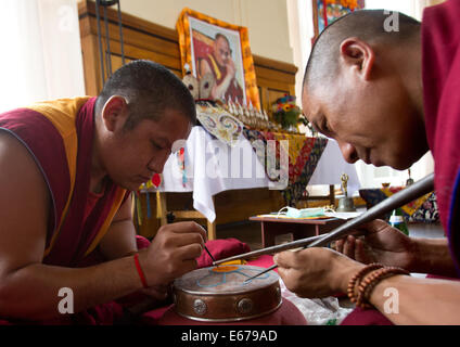 Amburgo, Germania. 17 Ago, 2014. Monaci Tibetani crea un mandala di sabbia durante la mostra "Tibet: nomadi nel bisogno" nel Museo di Etnologia di Amburgo, Germania, 17 agosto 2014. Il capo spirituale dei tibetani, il Dalai Lama, visite Amburgo dal 23 al 26 agosto. Foto: Christian Charisius/dpa/Alamy Live News Foto Stock