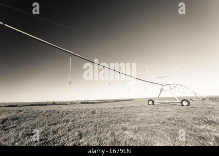 Paesaggio agricolo mobile irrigatori irrigazione in contrasti vintage Foto Stock