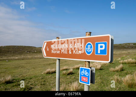 Brown cartello turistico in gaelico e inglese per Shawbost Norse Mulino e forno con parcheggio sul percorso ciclabile 780 isola di Lewis in Scozia Foto Stock