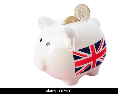 Salvadanaio con britannica Union Jack e Sterling Pound monete nello slot per illustrare il risparmio di denaro crescita finanziaria concetto e isolato Brexit England Regno Unito Foto Stock