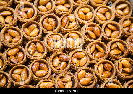 Dolci alla mandorla al mercato delle spezie di Istanbul Foto Stock