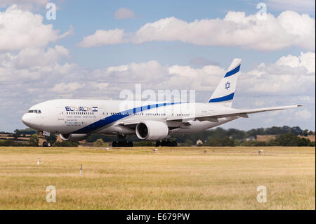Un Boeing 777 (4X-ECF)- El Al Israel Airlines il decollo dall'Aeroporto di Luton in Inghilterra , Inghilterra , Regno Unito Foto Stock