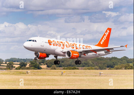 Un easyJet Airbus A320 l'atterraggio all'Aeroporto di Luton in Inghilterra , Inghilterra , Regno Unito Foto Stock