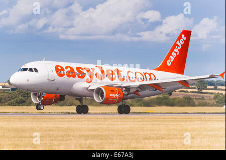 Un easyJet Airbus A319 l'atterraggio all'Aeroporto di Luton in Inghilterra , Inghilterra , Regno Unito Foto Stock