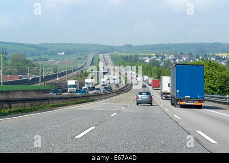 Scenario di strada su una autostrada nella Germania meridionale in estate Foto Stock