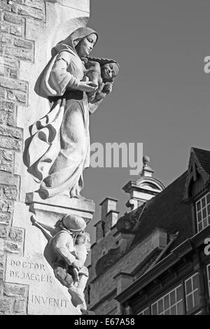 BRUGES, Belgio - 13 giugno 2014: la moderna statua della Madonna sul bordo della casa. Foto Stock