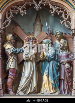 Mechelen - Le statue intagliate di scena Gesù incontra sua Madre sul nuovo gotico altare laterale della chiesa Nostra Signora attraverso de Dyle. Foto Stock