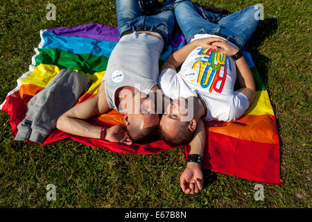 Coppie LGBT amanti gay che si stagliano sulla bandiera LGBT uomini LGBT felici fortunati fuori felicità ragazzi, coppie gay amanti giovani Estate amanti LGBT, due amanti dello stile di vita omosessuale Foto Stock