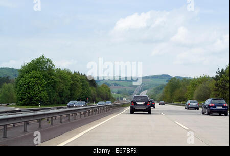 Scenario di strada su una autostrada nella Germania meridionale in estate Foto Stock