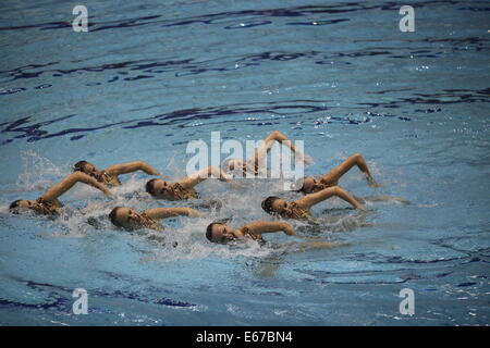 Berlino, Germania. 16 Ago, 2014. Il team Russia di competere per il suo primo oro medaglie ai Campionati Europei di nuoto nel nuoto sincronizzato durante la trentaduesima LEN European Swimming Championships 2014 al Schwimm- und Palazzetto Europa-Sportpark im (SSE) di Berlino, Germania. Credito: Simone Kuhlmey/Pacific Press/Alamy Live News Foto Stock