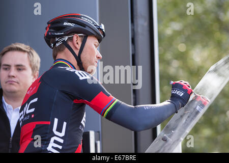 Tromsoe, Norvegia. 17 Ago, 2014. Arctic gara di Norvegia 2014, giorno 3 Thor HUSHOVD (BMC) firma in su la sua ultima gara professionale sul suolo norvegese nella sua carriera prima dell'ultimo stadio di gara artiche della Norvegia in Tromsoe, Norvegia. La tappa è stata 165km con partenza e arrivo a Tromsoe. Credito: Radarfoto/Alamy Live News Foto Stock