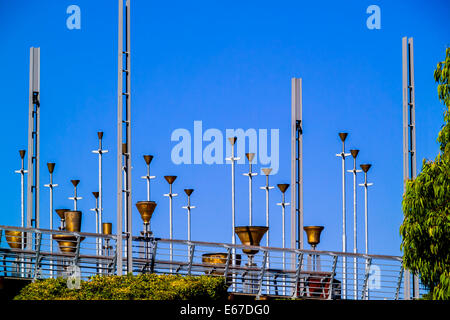 Federazione di campane di bronzo lega-bells sulle lamiere galvanizzate-poli in acciaio, 2002 arte pubblica installazione, Melbourne, Australia Foto Stock