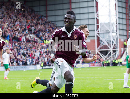 Edimburgo, Scozia. 17 Ago, 2014. Cuori Prince Buaben celebra facendone 2-0 durante il campionato scozzese match tra i cuori e Hibs da Tynecastle Stadium. Credito: Azione Sport Plus/Alamy Live News Foto Stock