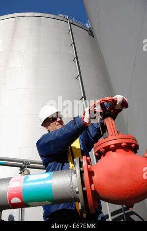 Lavoratore dell'olio ruotando su tubazioni pompa Foto Stock