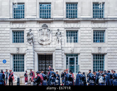 London, Regno Unito - 17 August 2014: un gruppo di uomini in abito tradizionale a Londra durante la sfilata per la grande apertura del Shree Swaminaeayan Mandir luogo il 19 agosto Credito: Piero Cruciatti/Alamy Live News Foto Stock