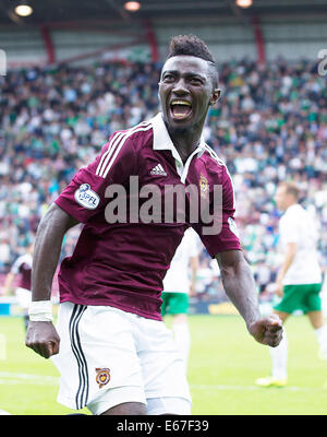 Edimburgo, Scozia. 17 Ago, 2014. Cuori Prince Buaben celebra facendone 2-0 durante il campionato scozzese match tra i cuori e Hibs da Tynecastle Stadium. Credito: Azione Sport Plus/Alamy Live News Foto Stock