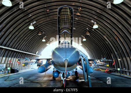 Un israeliano F-16 D jet da combattimento in un hangar a Hatzor Israeli Air Force Base anche intitolato Kanaf 4, situato nella zona centrale di Israele vicino kibbutz Hatzor dopo che esso è chiamato. Foto Stock