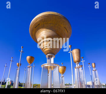 Federazione di campane di bronzo lega-bells sulle lamiere galvanizzate-poli in acciaio, 2002 arte pubblica installazione, Melbourne, Australia Foto Stock