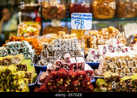 Turkish Delight dolci di essere venduto nel mercato delle spezie Foto Stock