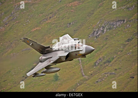 Il Tornado GR4 è una geometria variabile, due-sede, di giorno o di notte, per tutte le stagioni attacco aereo, in grado di offrire un ampia variet Foto Stock