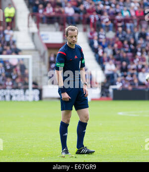 Edimburgo, Scozia. 17 Ago, 2014. Ref Willie Collum durante il campionato scozzese match tra i cuori e Hibs da Tynecastle Stadium. Credito: Azione Sport Plus/Alamy Live News Foto Stock