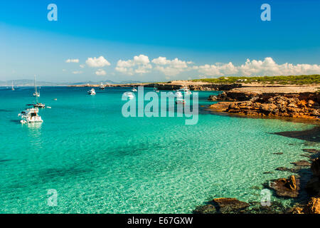 Formentera, isole Baleari, Spagna. Cala Saona. Il mare di sogno, l'isola perfetta per rilassarsi e per le vacanze estive. Foto Stock