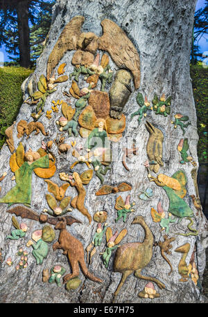 Fairy tree, creato da Ola di Crohn negli anni trenta intaglio del legno in tronco del vecchio albero moncone, Melbourne Victoria Australia Foto Stock