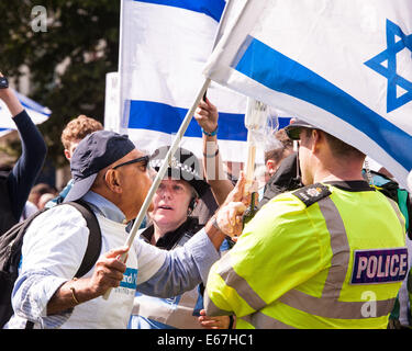 Brighton, Regno Unito. 17 Ago, 2014. Un grande gruppo di sostenitori di Israele e una manciata di palestinesi si impegnano in principalmente ad una manifestazione pacifica in Brighton. Foto ©Julia Claxton Credito: Julia Claxton/Alamy Live News Foto Stock