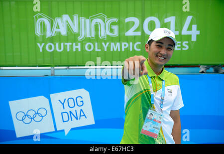 (140817) -- NANJING, Agosto 17, 2014 (Xinhua) -- Medeu Askhatuly in posa per una foto al di fuori del suo ufficio presso la sede di ciclismo durante la Nanjing 2014 Olimpiadi della Gioventù in Agosto 17, 2014. 21-anno-vecchio Medeu Askhatuly dal Kazakistan funziona come un volontario del servizio linguistico per il ciclismo evento durante la Nanjing 2014 Olimpiadi della Gioventù. Egli è un anziano studente specializazione in economia internazionale e commercio di Nanjing University di informazioni la scienza e la tecnologia ed è fluente in kazaco, Russo, Inglese e Cinese. Egli è venuto in Cina con suo padre quando era un bambino e divenne affascinato dai semiscafi Foto Stock