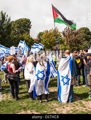 Brighton, Regno Unito. 17 Ago, 2014. Un grande gruppo di sostenitori di Israele e una manciata di palestinesi si impegnano in principalmente ad una manifestazione pacifica in Brighton. Foto ©Julia Claxton Credito: Julia Claxton/Alamy Live News Foto Stock