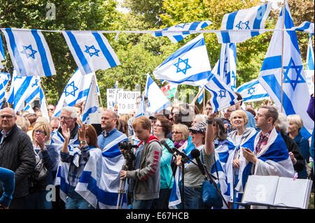 Brighton, Regno Unito. 17 Ago, 2014. Un grande gruppo di sostenitori di Israele e una manciata di palestinesi si impegnano in principalmente ad una manifestazione pacifica in Brighton. Foto ©Julia Claxton Credito: Julia Claxton/Alamy Live News Foto Stock