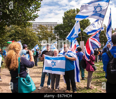 Brighton, Regno Unito. 17 Ago, 2014. Un grande gruppo di sostenitori di Israele e una manciata di palestinesi si impegnano in principalmente ad una manifestazione pacifica in Brighton. Foto ©Julia Claxton Credito: Julia Claxton/Alamy Live News Foto Stock