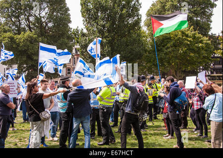 Brighton, Regno Unito. 17 Ago, 2014. Un grande gruppo di sostenitori di Israele e una manciata di palestinesi si impegnano in principalmente ad una manifestazione pacifica in Brighton. Foto ©Julia Claxton Credito: Julia Claxton/Alamy Live News Foto Stock