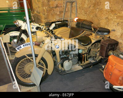 Foto della moto d'epoca BMW in colori desertici scattata alla 9th mostra di moto classiche a Chania, Creta, Grecia. Foto Stock