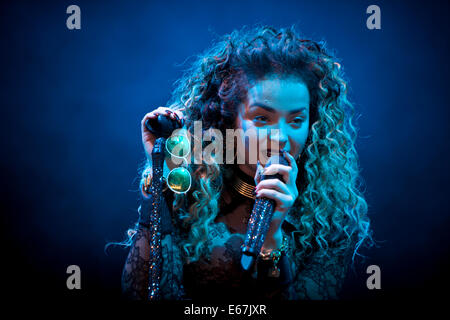 Chelmsford Essex, Regno Unito. Ella Eyre effettuando in corrispondenza di V Fest.. Credito: Mark Bourdillon/Alamy Live News Foto Stock