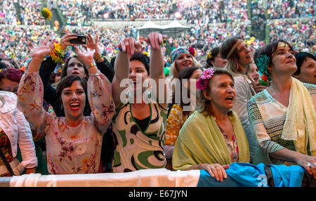 Berlino, Germania. 16 Ago, 2014. Ventole celebrare la performance della cantante Schlager Dieter Thomas Kuhn a Waldbuehne tappa a Berlino, Germania, 16 agosto 2014. Foto: Paolo Zinken/dpa/Alamy Live News Foto Stock