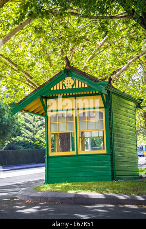 Tradizionale tram verde shelter Melbourne Foto Stock