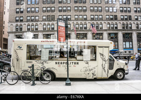 Autentica pizza napoletana specialità alimentari carrello parcheggiato sulla East 34th street Manhattan aperti per le aziende in attesa di linee di pranzo Foto Stock