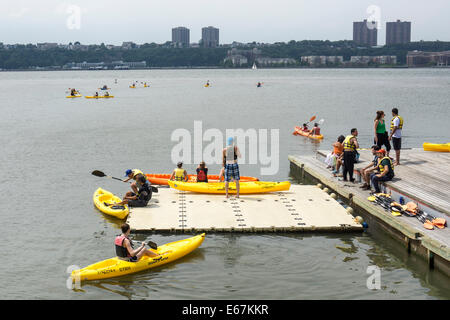 I Newyorkesi di godere della libertà di kayak sul fiume Hudson con kayak fornito dal Fiume Hudson River Park station vicino al sessantesimo Street Manhattan Foto Stock