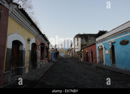 Volcan de Agua, il vulcano di acqua, 3766m, domina vedute a sud di Antigua Guatemala. Foto Stock