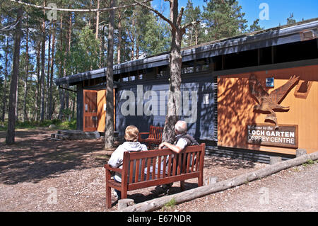 Due visitatori seduta sul banco a RSPB Loch Garten Osprey Centre, Abernethy Forest Riserva Naturale Nazionale, Cairngorms, Scozia Foto Stock