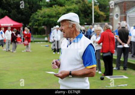 Vecchio giocatore di bocce a Worthing Giardini Marine club Foto Stock