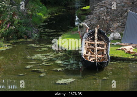 Curragh e contadino medievale Foto Stock