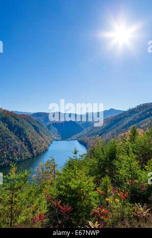 Calderwood diga sul piccolo fiume Tennessee da 'drago' road (USA 129) a sud di Great Smoky Mountains National Pk, Tennessee, Stati Uniti d'America Foto Stock