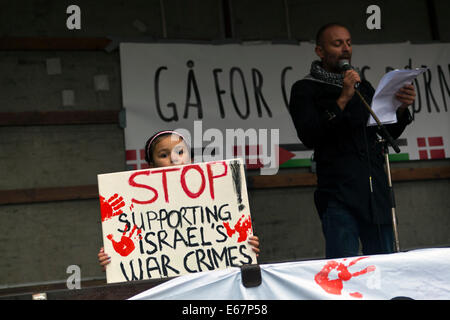 Copenhagen, Danimarca. 17 Agosto, 2014. Nonostante la pioggia battente di centinaia di Copenhagener raccogliere in una pace corrispondono a sostegno dei bambini di Gaza e contro la guerra israeliano nel loro paese. La marcia della pace si è conclusa davanti al parlamento danese, Christiansborg, dopo una durata di 2 ore a piedi attraverso la città. Credito: OJPHOTOS/Alamy Live News Foto Stock