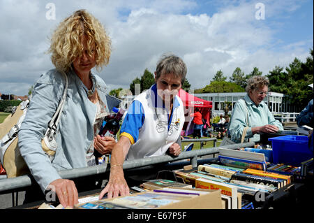 La seconda parte del libro in stallo i giardini marini Bowls Club in Worthing carità Open Day Foto Stock