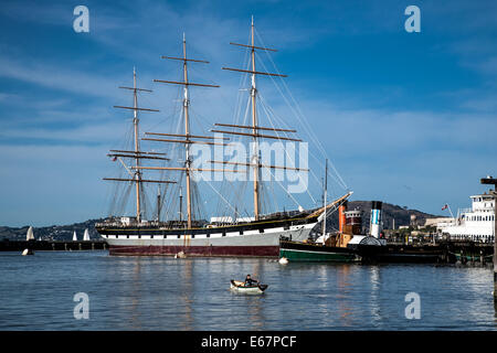 Tall Ship Balclutha e vapore powered tug Eppleton Hall presso il San Francisco Maritime Museum Foto Stock