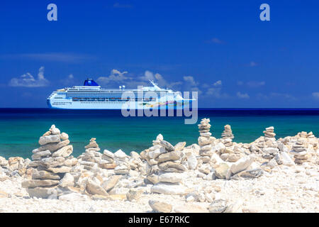 Gran Staffili Cay, Bahamas - MARZO 24, 2012: NCL nave norvegese di cielo dietro la spiaggia di Gran Staffili Cay, Bahamas 24 Marzo Foto Stock