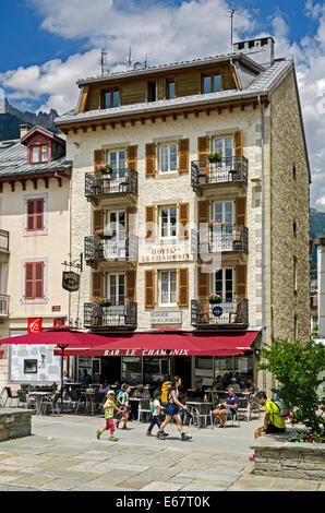 Estate a Chamonix nelle Alpi francesi, il turista a godere di un periodo di riposo e una bevanda al di fuori del Hotel Le Chamonix. Foto Stock